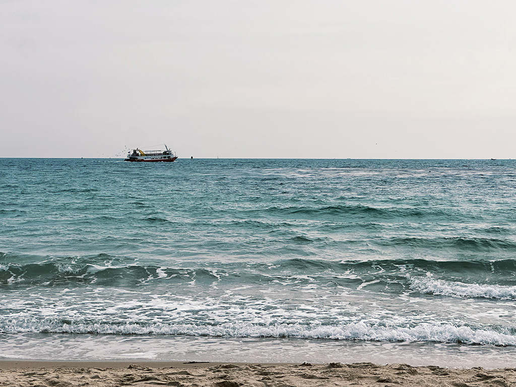 海边游船